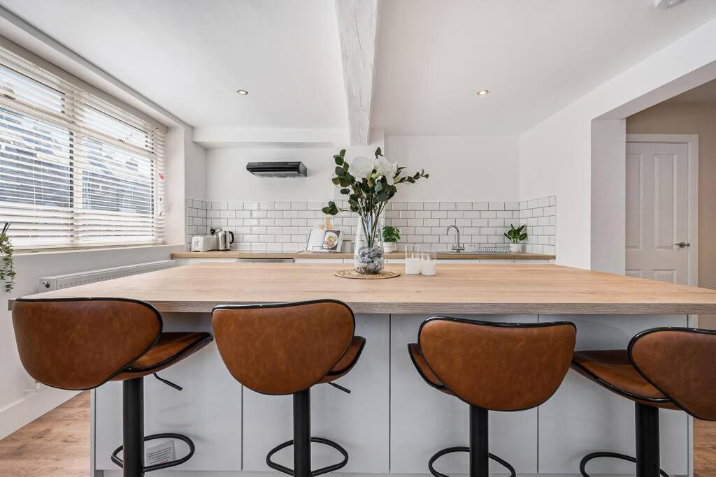 Hulley House By Yourstays - Superb House Near Hurdsfield Business Park, Perfect For Astrazenica! *